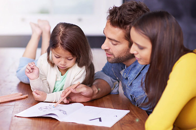 parents helping child with 1st grade reading comprehension